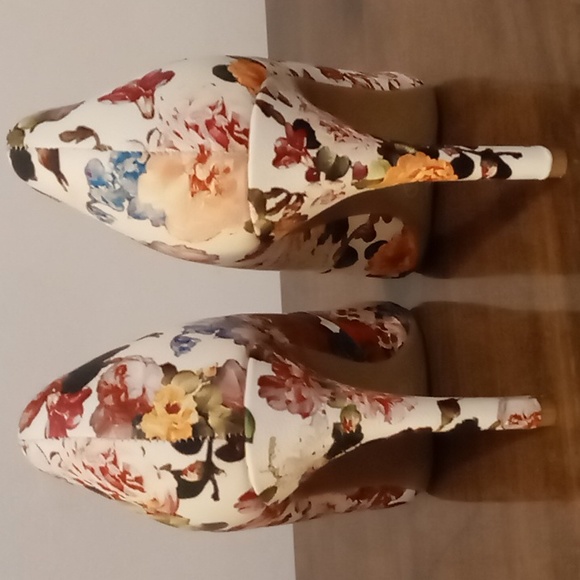 Bamboo Faux Leather Flowered High Heels 7.5 - Picture 5 of 8